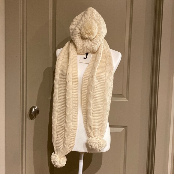 Cap & Scarf 🧣 - Picture 2 of 3